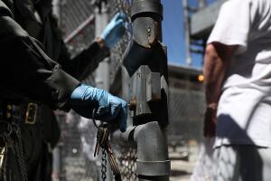 Un preso 8 custodios heridos motín prisión Riverside cabezazo 