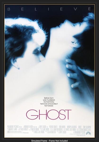 Sam Wheat (Patrick Swayze) es un banquero, Molly Jensen (Demi Moore) es una artista, y los dos están locamente enamorados. Sin embargo, cuando Sam es asesinado por un amigo y socio comercial corrupto, se le deja vagar por la tierra como un espíritu impotente. Cuando se entera de la traición, Sam debe buscar la ayuda de la psíquica para arreglar las cosas y proteger a Molly de los matones.