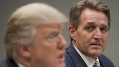 "Nuestra democracia no durará": el discurso del senador Jeff Flake que compara a Trump con Stalin
