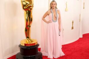 Molly Sims complementó el look con este accesorio que fungió como collar.