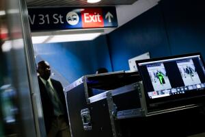 Esta tecnología también ayuda a identificar si una persona tiene objetos metálicos mediante la identificación de elementos que bloquean las emisiones naturales que emite el cuerpo.