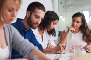 Amigos trabajando en equipo