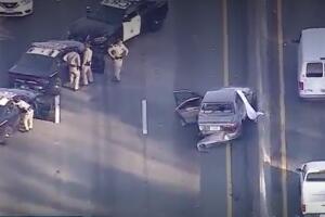 Se vio a dos hombres salir de una camioneta y abrir fuego contra el Cadillac.