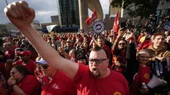 ¿Han tenido los CEO de Ford, GM y Stellantis aumentos del 40% como dicen los sindicalistas en huelga de UAW?