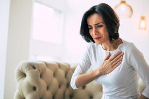 mujer-madura-dolor-pecho-corazon.jpg