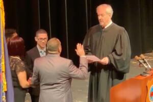Eddie Moran juramenta como el primer alcalde hispano en Pensilvania