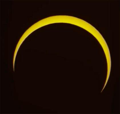 Así se vio el espectacular "anillo de fuego", el último eclipse de la década (FOTOS) 18 Imagen del eclipse solar capturada por el telescopio robótico Slooh del Centro Astronómico Internacional, en Abu Dhabi, Emiratos Árabes Unidos.