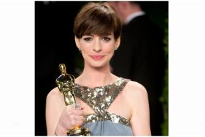 Anne Hathaway y su Oscar.jpg
