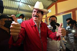 Mel Zelaya voting Nov 28, 2021