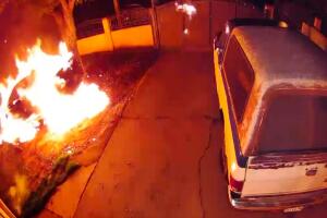 Así fue como un supuesto pirómano se prendió fuego cuando trataba de incendiar un vehículo en Corona