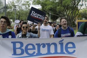 El precandidato presidencial demócrata Bernie Sanders culmina una alocución a periodistas el miércoles 11 de marzo del 2020 en Burlington, Vermont.