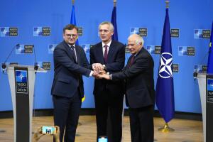 Dmytro Kuleba, el secretario general de la OTAN, Jens Stoltenberg, y el responsable de Política Exterior de la Unión Europea, Josep Borrell, 