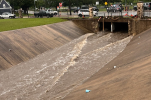 niña arrastrada corriente canal Texas