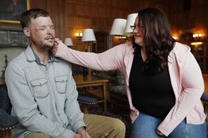 Una mujer se encuentra con el hombre que recibió el rostro de su marido muerto