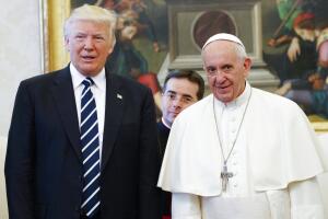 El presidente Donald Trump junto al papa Francisco en el Vaticano, el 24 de mayo de 2017.