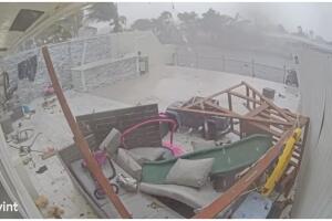 Fuertes vientos arrasan patio casa Miami-Dade