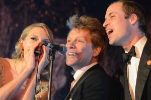 El príncipe William recuerda el "vergonzoso" momento cuando cantó con Taylor Swift y Jon Bon Jovi 