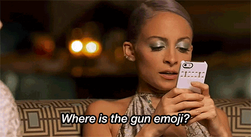 usar_el_celular_emojis.gif