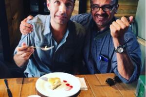 Leonardo de Lozane comiendo en su aniversario