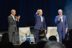 El presidente Biden y los expresidentes Barack Obama y Bill Clinton en un evento de recaudación de fondos en el Radio City Music Hall, el jueves 28 de marzo de 2024, en Nueva York. 