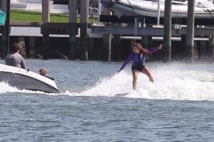 Shakira mostró sus habilidades acuáticas sobre las aguas de Miami.