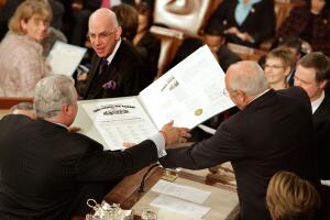 El vicepresidente estadounidense y presidente del Senado Dick Cheney (derecha) entrega el certificado electoral de Ohio al representante Robert Brady durante el conteo de votos electorales en la Cámara de Representantes el 8 de enero del 2009 en Washington, DC. 
