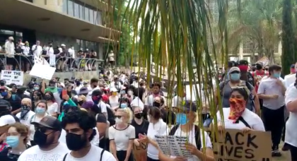 <b>Al menos 3500 personas se congregaron </b>en las afueras del ayuntamiento y luego caminaron el Departamento de Policía de Fresno, en el centro de la ciudad, para exigir justicia por la muerte del afroestadounidense
<b><a href="https://www.univision.com/noticias/estados-unidos/incendios-y-gases-lacrimogenos-cerca-de-la-casa-blanca-policia-y-manifestantes-se-enfrentan-en-dc">George Floyd, </a></b>ocurrida el lunes pasado en Minneapolis, Minnessota.