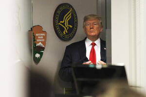 Trump durante una visita el 4 de agosto al FEMA, la agencia federal de manejo de emergencias