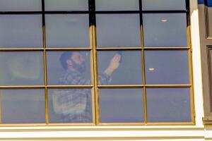 Con su celular, Ben Affleck tomó algunas fotos de la habitación.