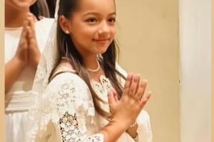 Alaïa usa el collar de perlas que le dio su abuela paterna