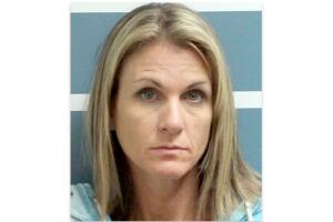 Coral Lytle, casada y con cuatro hijos, es acusada de 21 cargos de delitos sexuales.