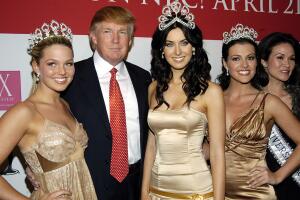 De izquierda a derecha Allie LaForce, Miss Teen USA en 2005, Donald Trump, Natalie Glebova, Miss Universe 2005, Chelsea Cooley, Miss USA 2005 y Porntip 'Bui' Nakara Simon, Miss Universe 1988.