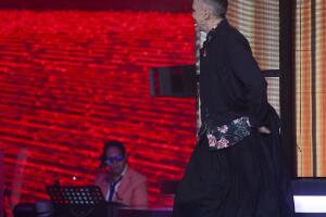 Alucinante, Miguel Bosé atrapa todas las miradas en su entrada triunfal a Pequeños Gigantes 
