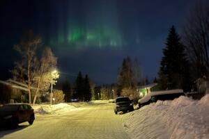 La aurora boreal ilumina el cielo sobre Anchorage, Alaska. Foto: AP