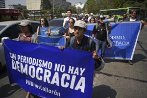 Una protesta de periodistas de El Período frente a la Corte Suprema de Guatemala el 4 de marzo de 2022.