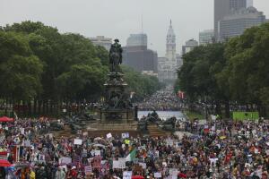 Miles protestan en Filadelfia contra el gobierno de Trump, defendiendo la democracia y los derechos de inmigrantes.