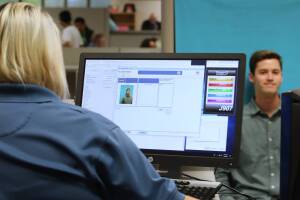 No publiques tu licencia de conducir en las redes sociales, advierte ADOT a jóvenes de Arizona. 