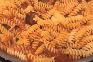 Tommy Mottola cocina fusilli con salsa marinara
