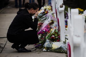 Una mujer llora frente a la sinagoga de Pittsburgh, en donde murieron 11 personas en un tiroteo masivo elsábado 27 de octubre. 
