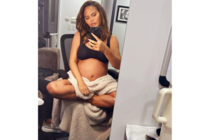 chrissy-teigen-embarazada.png