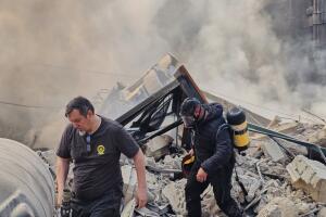 Bomberos caminan entre los escombros de un edificio destruido por un ataque aéreo israelí, el martes 3 de marzo de 2026, en Dahiyeh, un suburbio de Beirut, Líbano. 