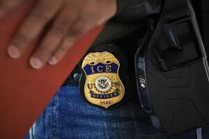 Ciudadanos estadounidenses también temen ser detenidos por ICE: qué documentos llevar