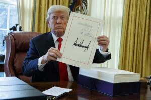Trump firmó la ley de recorte de impuestos este viernes.