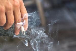 Persona fumando tabaco