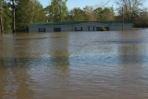 Deweyville, Texas se encuentra bajo el agua
