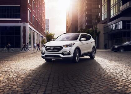 <h3 class="cms-H3-H3"><b>Hyundai Santa Fe Sport</b></h3>
<br>
<br>
<b>Precio promedio: </b>13,647 dólares
<br>
<b>Porcentaje promedio por debajo del valor de mercado: </b>10.6%
<br>
<b>Ahorro promedio: </b>1,497 dólares
