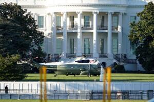 El helicóptero presidencial Marine One espera en el jardin sur de la Casa Blanca para llevar al presidente al hospital Walter Reed en Bethesda, al norte de Washington DC.