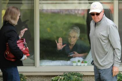 <b>Visita a través del cristal.</b> Judie Shape, residente de Seattle, Washington, recibió la visita de su hija a través de la ventana en un centro de salud de la ciudad. Resultó infectada con el coronavirus pero no presentó síntomas. El estado de Washington ha sido uno de los más afectados por la pandemia en EEUU.