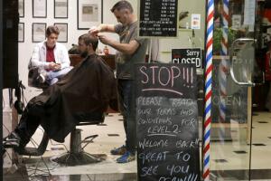 Las barberías y salones de belleza empiezan a reabrir sus puertas, con precauciones por el covid-19.