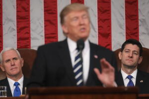 Donald Trump durante su primer mensaje al Congreso, observado por el presidente de la Cámara Paul Ryan y su vicepresidente Mike Pence, el 28 de febrero de 2017